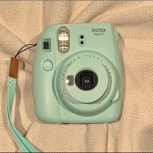 Instax Mini 9 Teal Camera, Great Vintage Look.      (MISSING BATTERY COVER)